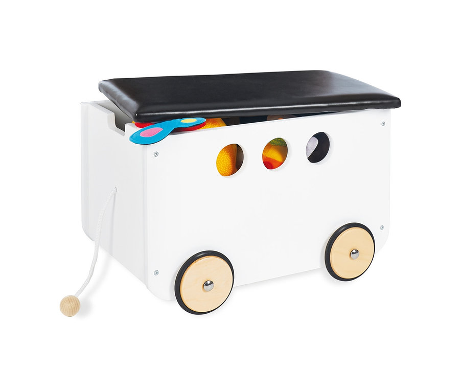Weiße Pinolino Spielzeugkiste »Jim« mit schwarzem Deckel, Rollen und Spielzeug darin.