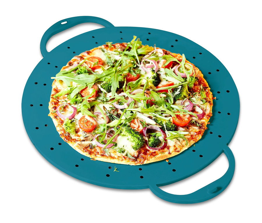 Pizza mit Brokkoli und Tomaten auf einem blauen 3-in-1-Pfannenspritzschutz.