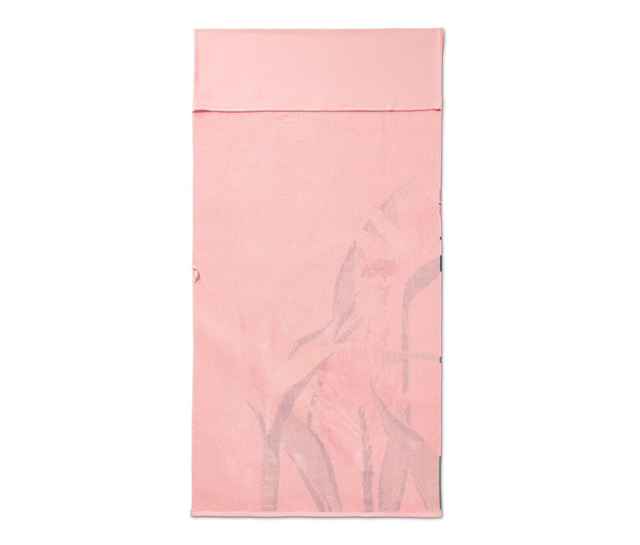 Ein XL-Strandhandtuch in Rosa mit tropischem Aufdruck.