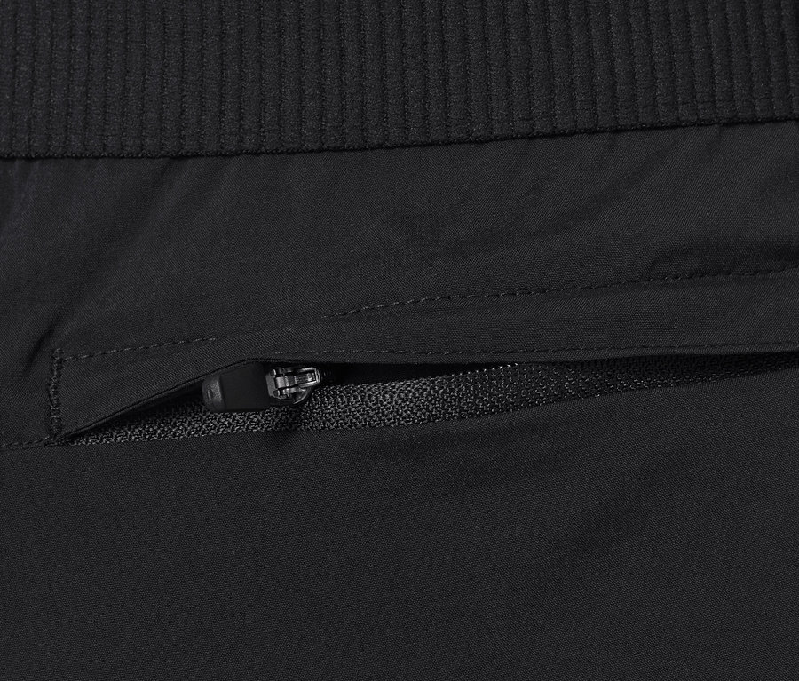Detailaufnahme einer Funktionswandershorts mit Reißverschlusstasche.