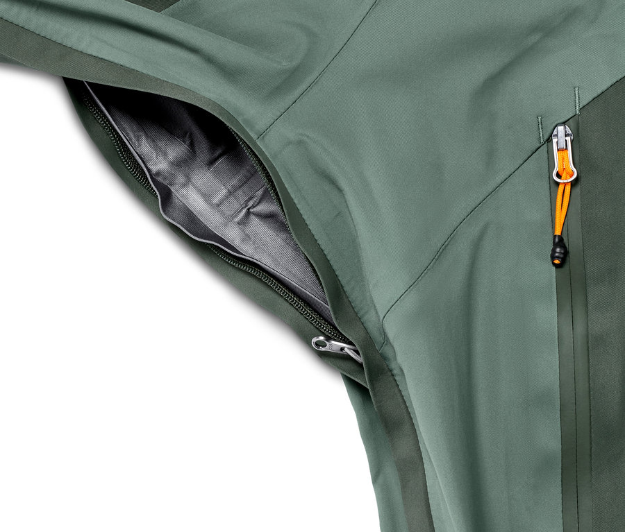 Detailaufnahme einer grünen Outdoorjacke mit geöffneter Tasche.