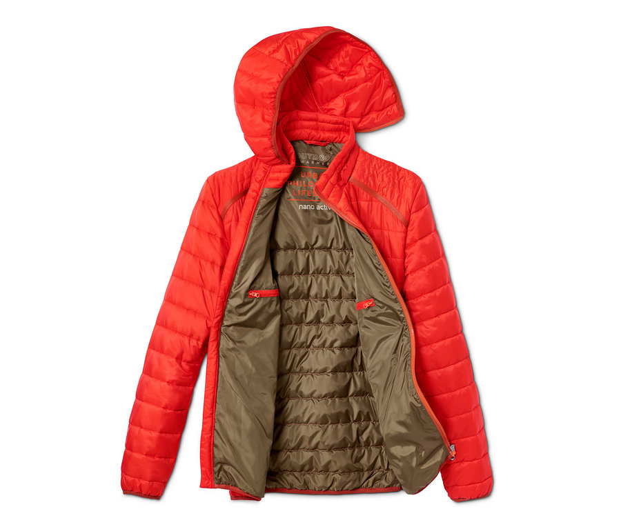 Offene, orangefarbene Steppjacke mit Kapuze.