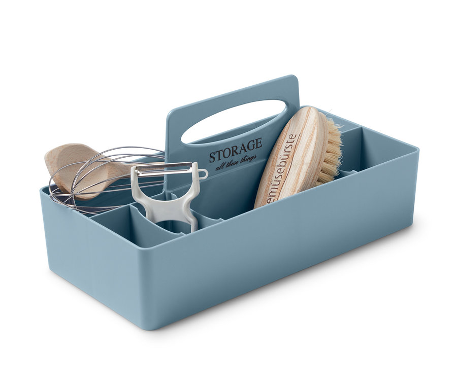 Eine blaue Toolbox mit einem Kochlöffel, Schneebesen, Schäler und einer Bürste.