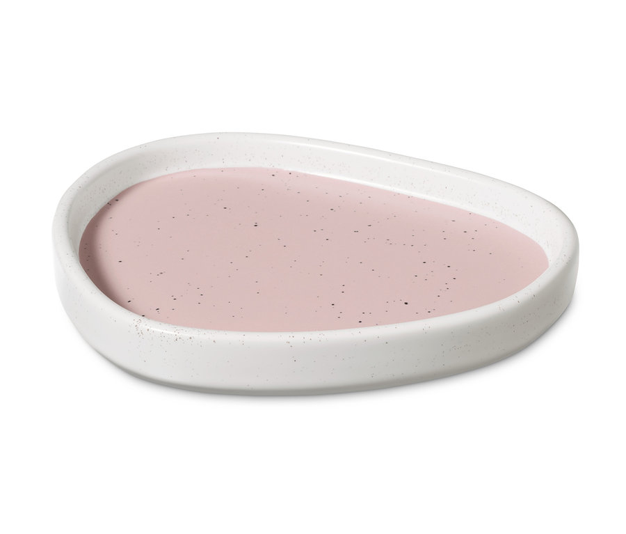 Ein Keramiktablett mit rosa Flüssigkeit in der Mitte.