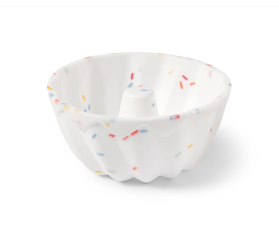 Detail einer 12 Mini-Gugelhupfform in Weiss mit bunten Streuseln.