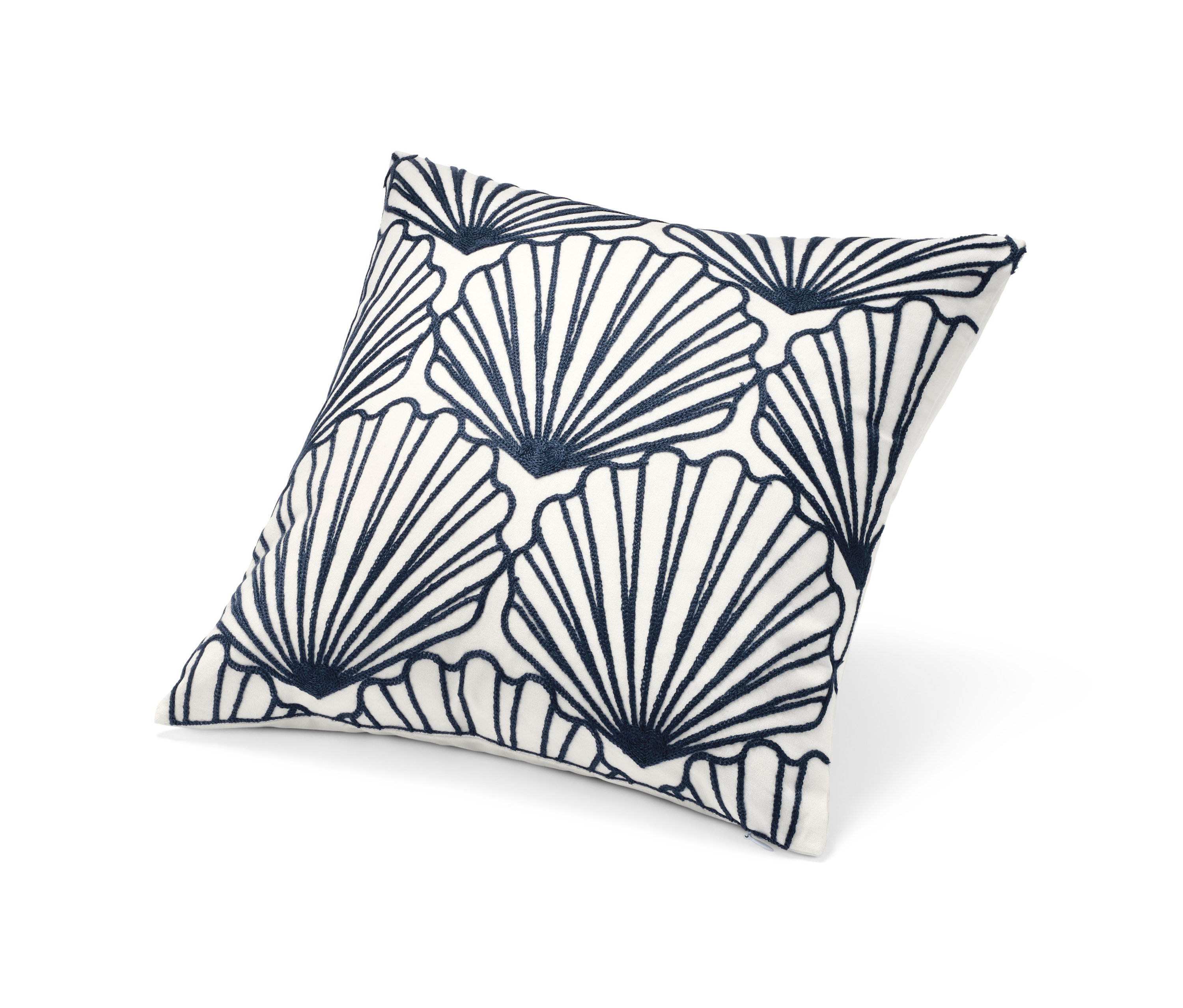 Dekokissenbezug mit dunkelblauem Muschelmuster auf weißem Grund.