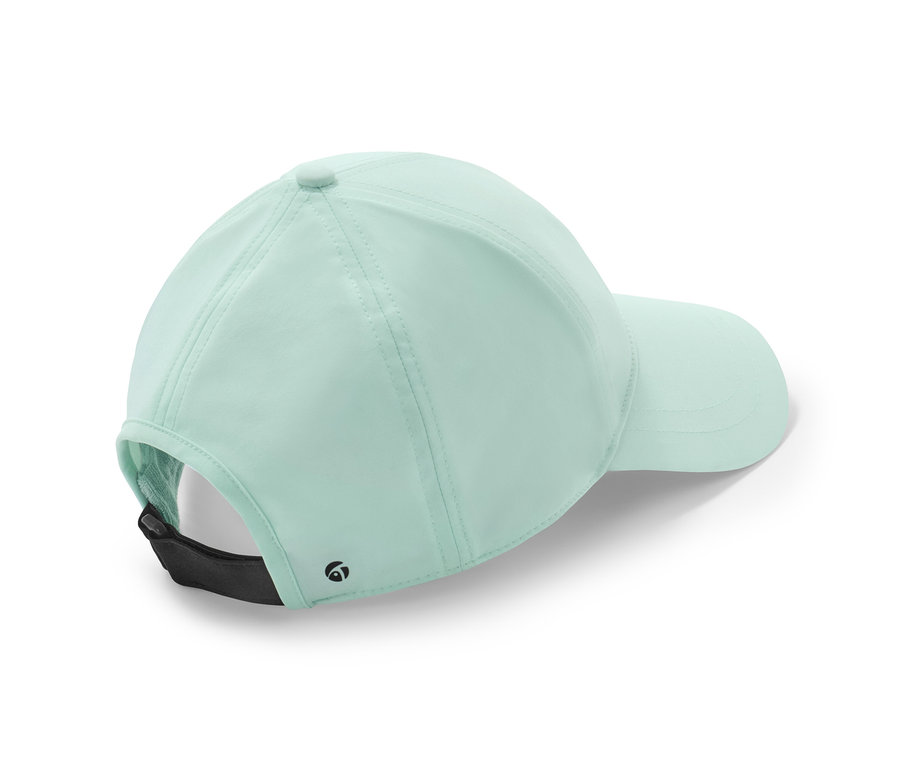 Hellgrüne Sportcap liegt auf einem weißen Hintergrund.
