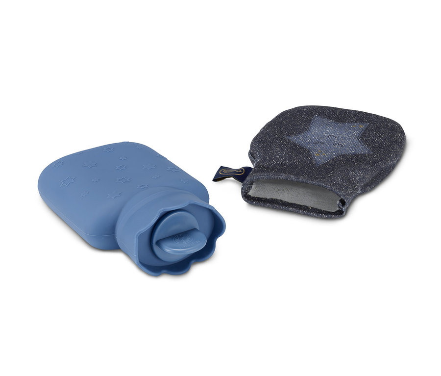 Eine blaue Mini-Wärmflasche mit Sternen und Bezug.