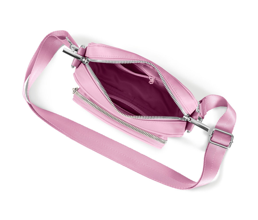 Detailaufnahme einer pinken Umhängetasche mit offenem Hauptfach und silbernen Reißverschlüssen auf weißem Hintergrund.