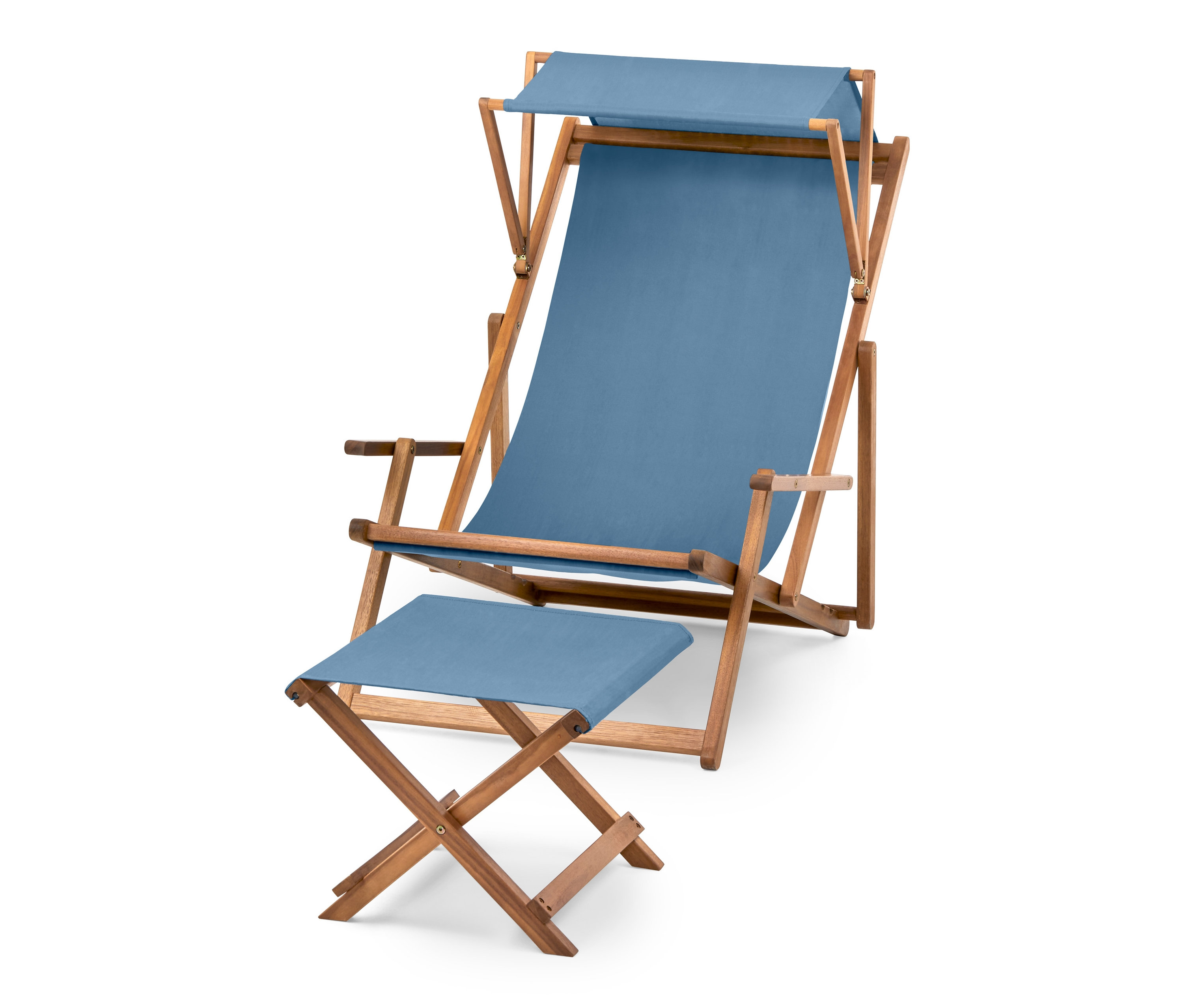 Blauer Liegestuhl mit Sonnendach und Hocker.