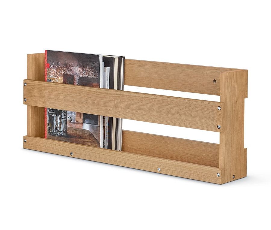 Ein Wandregal aus Holz mit Büchern.