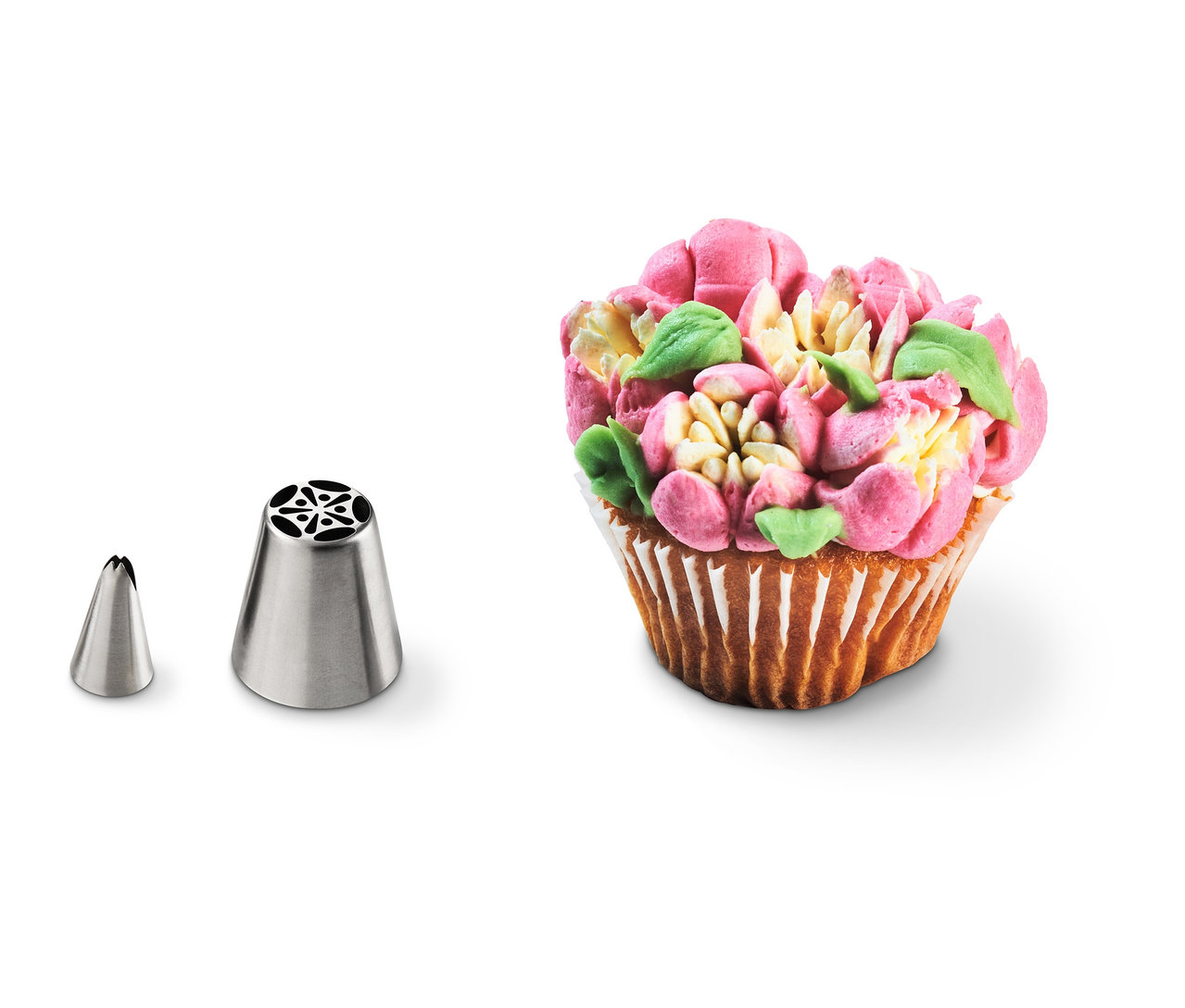 Multiadapter-Spritztüllen-Set neben einem verzierten Muffin.