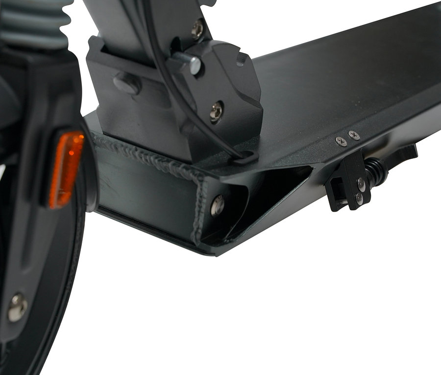 Detailaufnahme vom Vorderrad und einem Teil des Chassis des L.A. Sports E-Scooters Speed Deluxe.