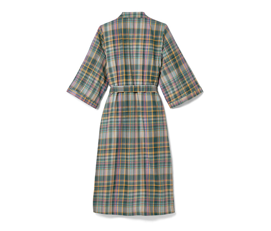 Ein karierter Morgenmantel mit Gürtel.