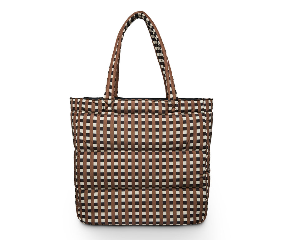 Gesteppte Tasche mit braun-weißem Muster.