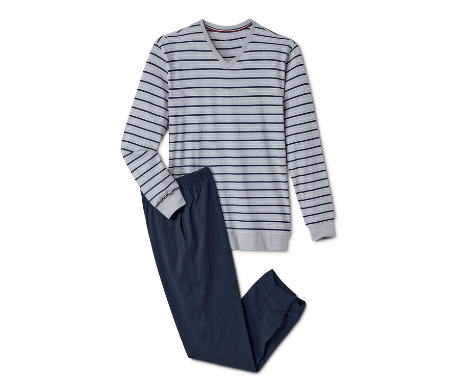 Ein Pyjama liegt da, bestehend aus einem grau gestreiften, langärmeligen Oberteil und einer dunkelblauen Hose.