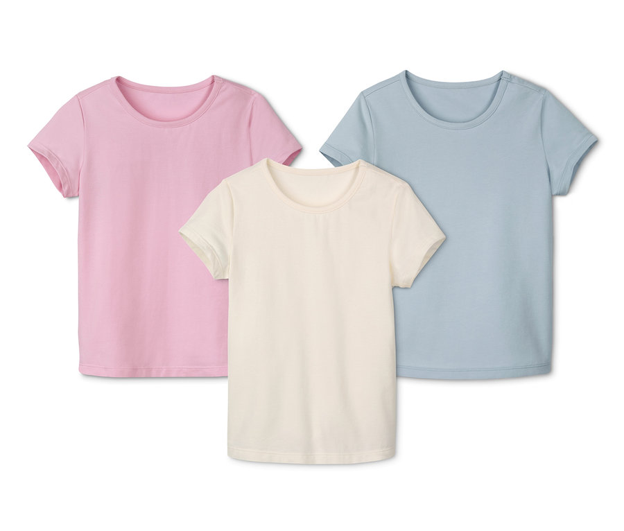 Drei Baumwoll-T-Shirts in Rosa, Creme und Hellblau.