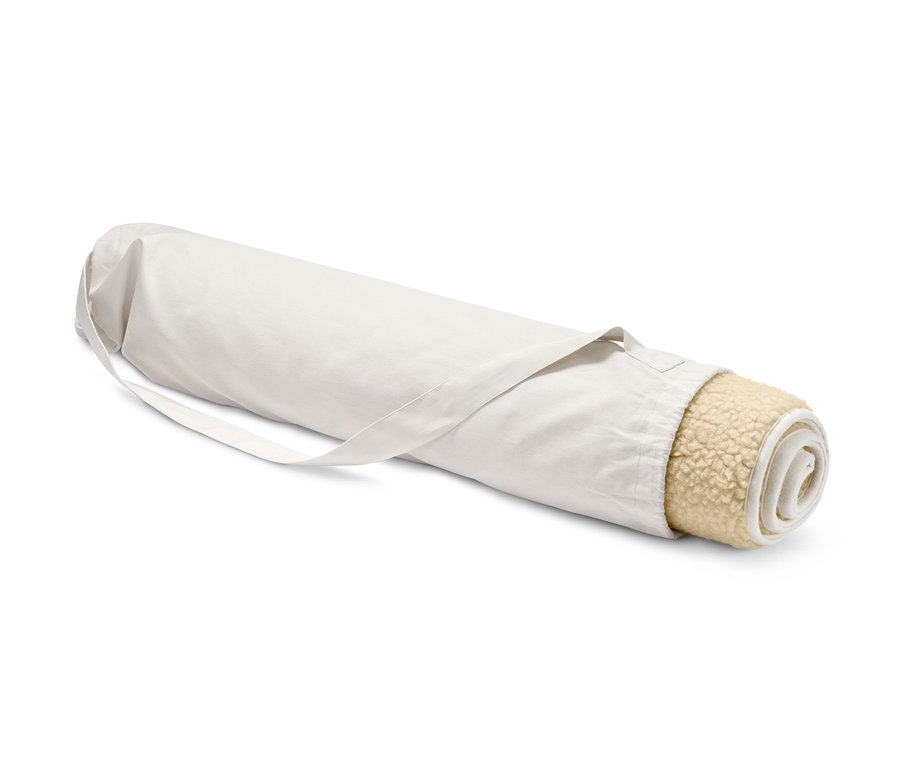 Eine zusammengerollte Schurwoll-Yogamatte in einer Tasche.