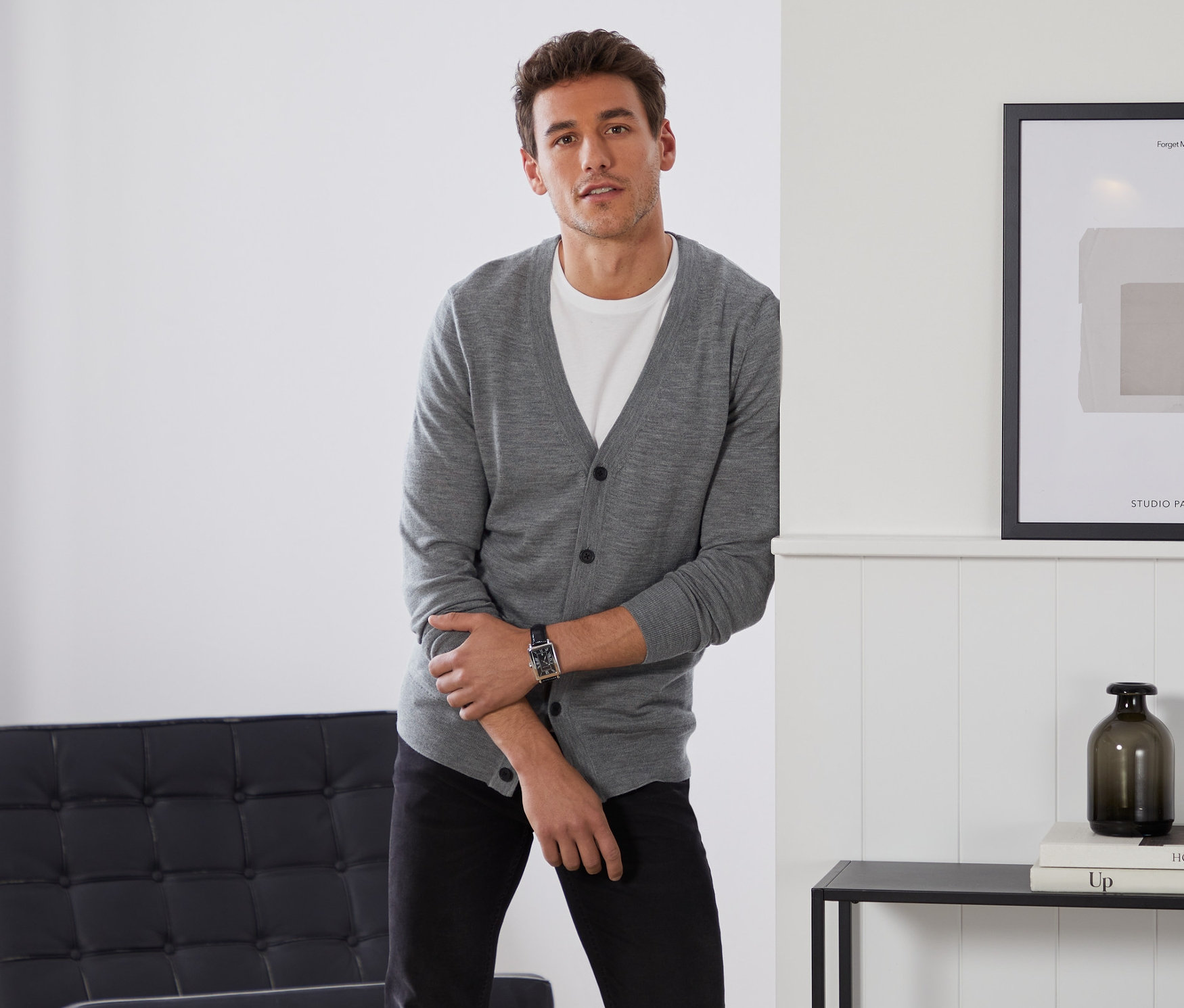 Mann trägt grauen Merino-Cardigan.