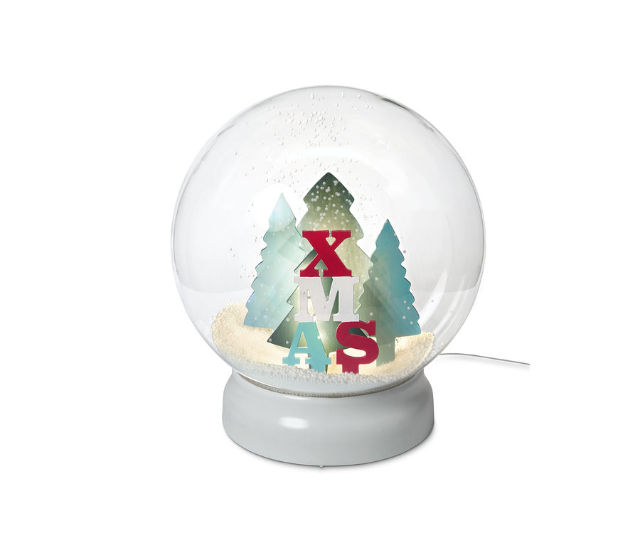 Eine LED-Outdoor-Schneekugel mit der Aufschrift XMAS und Bäumen im Inneren.