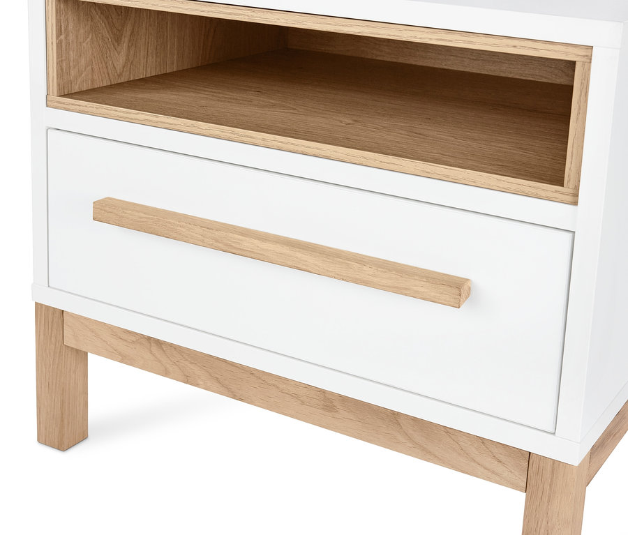 Detailansicht von einem weißen Nachttisch »Eklund« mit Schublade und Holzfüßen.