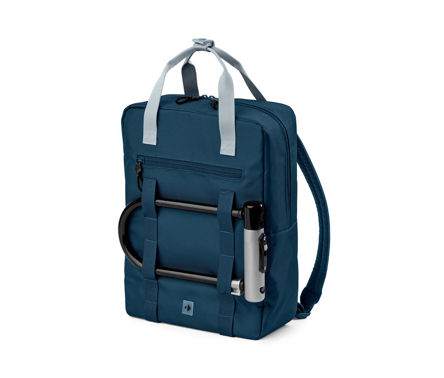 Blauer Outdoor-Rucksack mit schwarzem Fahrradschloss und silberner Pumpe.