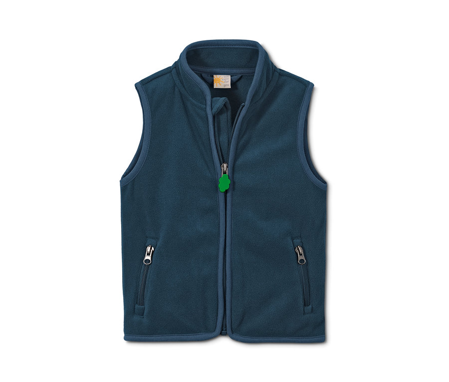 Eine blaue Fleeceweste aus recyceltem Material mit Reißverschluss und einem grünen, baumförmigen Reißverschlusszipper.