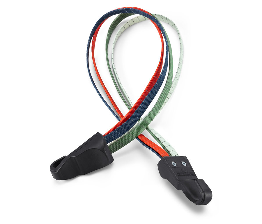 Ein Fahrrad-Spanngurt mit drei farbigen Riemen (orange, blau und grün) und schwarzen Kunststoffhaken an beiden Enden.