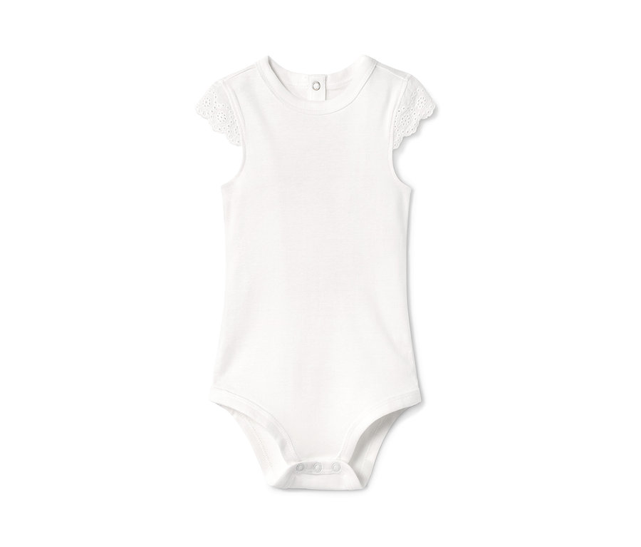 Detail eines weißen Baby-Bodys aus Bio-Baumwolle mit kurzen Ärmeln.