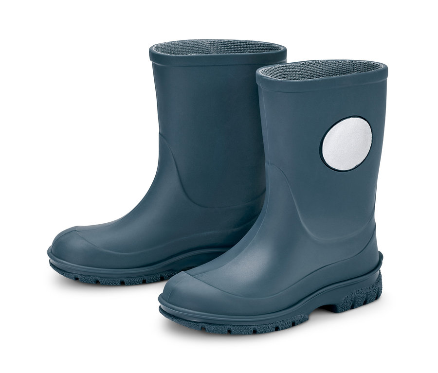 Zwei Gummistiefel auf weißem Hintergrund.