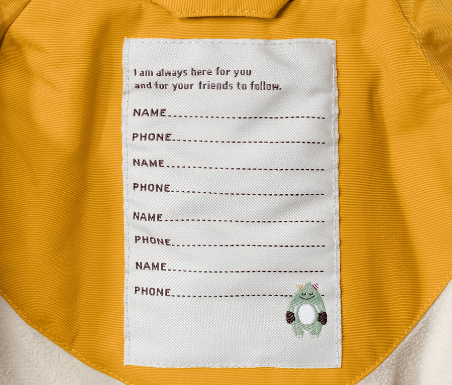 Innenetikett der gelben Thermo-Regenjacke mit Linien für Name und Telefonnummer.