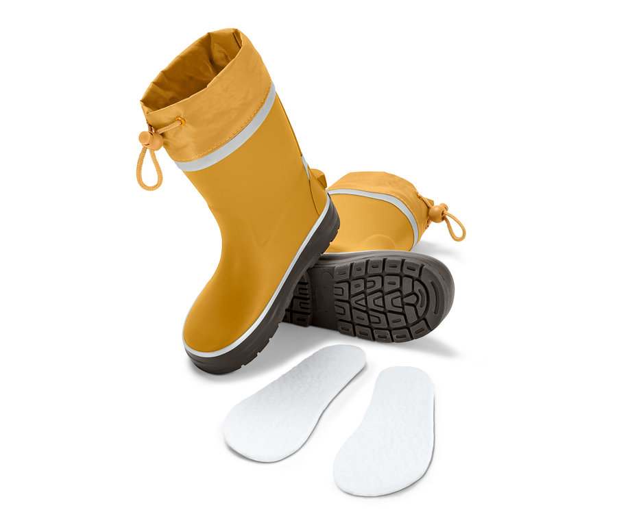 Zwei gelbe Gummistiefel und zwei weiße Einlegesohlen auf weißem Hintergrund.