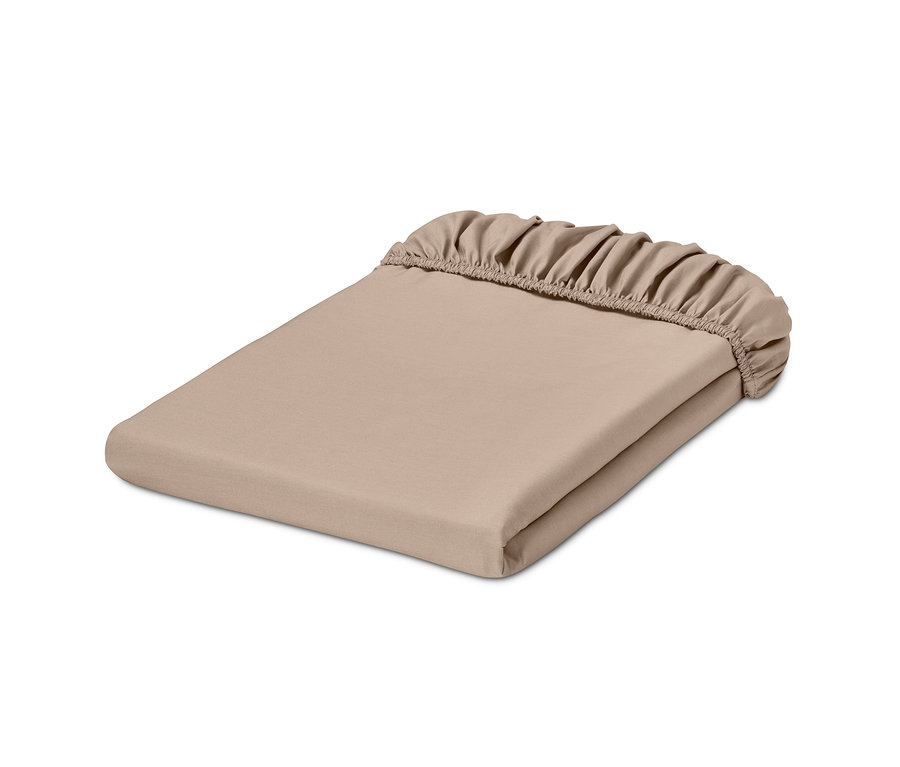 Ein beige Perkal-Spannbettlaken in Normalgröße, zusammengefaltet.