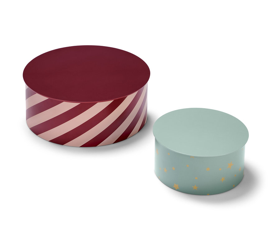 Zwei Keksdosen: eine weinrot mit rosa Streifen, die andere hellblau mit gelben Sternen.