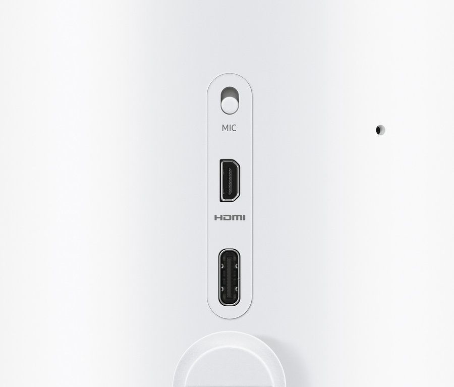 Detailaufnahme der Anschlüsse eines weißen Projektors. Zu sehen sind die Anschlüsse des Samsung The Freestyle Projektors »SP-LSP3BLAXXE«.