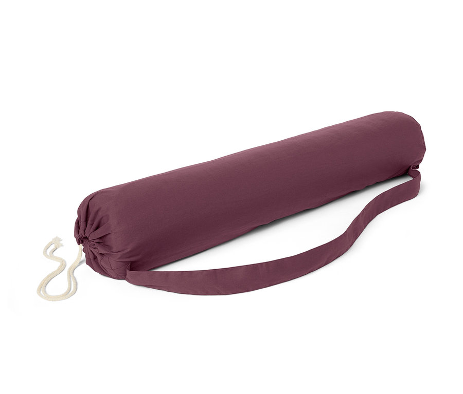 Eine weinrote Schurwoll-Yogamatte mit Tragegurt liegt auf einem weißen Hintergrund.