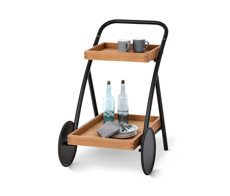Zweistöckiger Garten-Beistellwagen und Barwagen »Elin« mit Getränken, Geschirr und zwei Tassen.