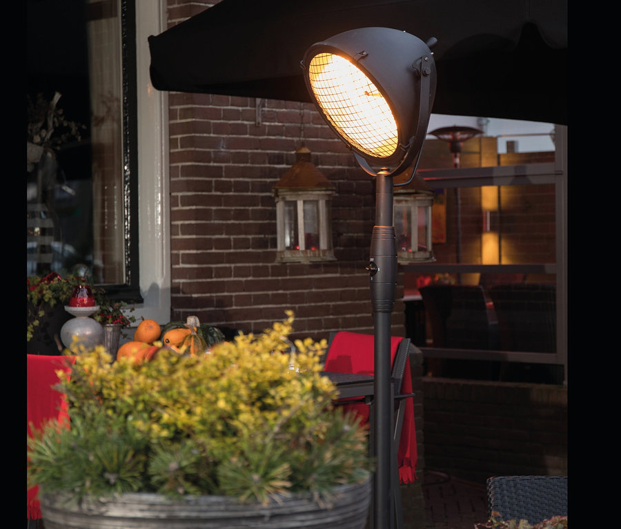 Außensitzbereich mit Sunred-Standheizstrahler »Indus Standing 2100«.