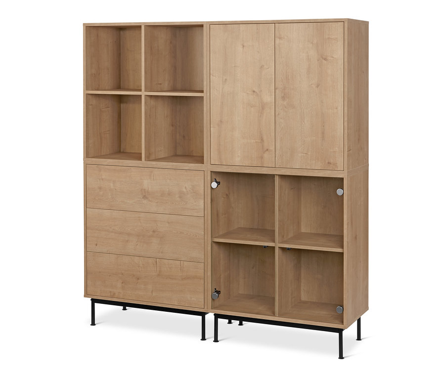 Vier Regalmodule »Flemming« in Eichendekor stehen auf einem schwarzen Metallfußgestell »Flemming«.