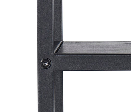 Detailaufnahme eines grauen Wandregals.