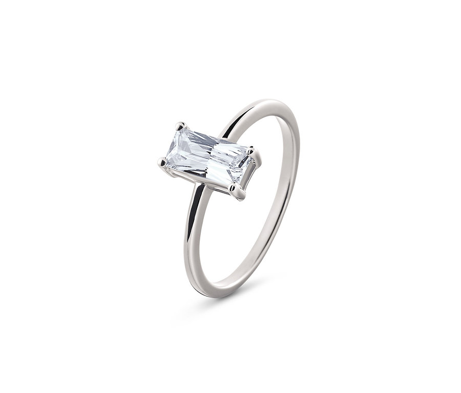 Nahaufnahme eines Rings aus rhodiniertem 925er Silber mit Zirkonia.