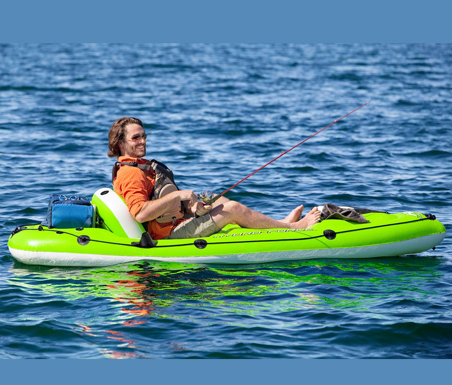 Mann sitzt im grünen Bestway® Hydro-Force Angelboot-Set »Koracle« und angelt.