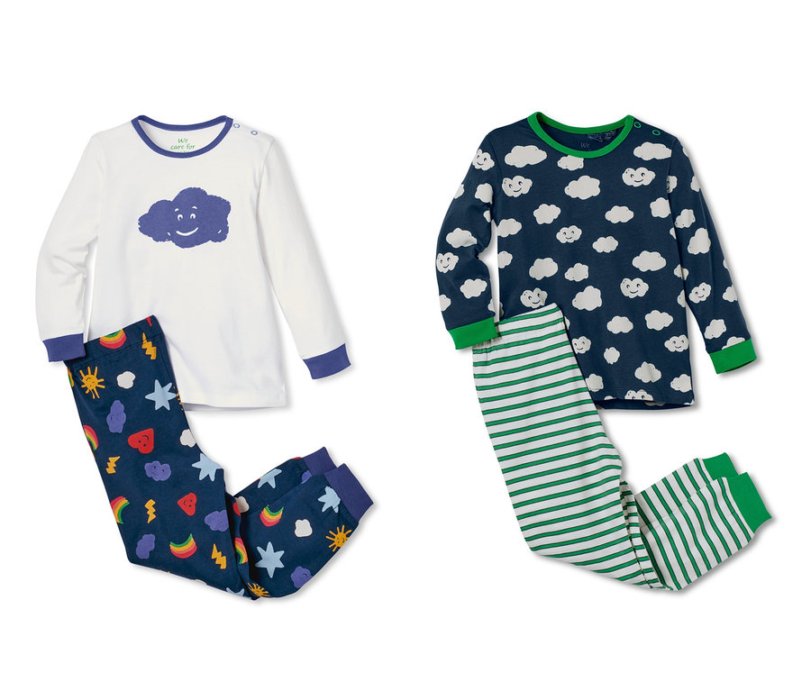 Zwei Pyjamas aus Bio-Baumwolle: Ein Set ist weiß mit einer Wolke, das andere marineblau mit Wolken.