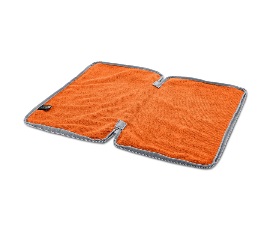 Orangefarbene 2-in-1: Umziehunterlage und Nasssack mit grauem Rand.