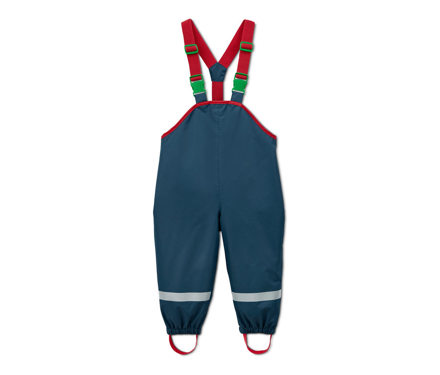 Blaue Regenhose aus recyceltem Material mit roten Säumen und rot-grünen Trägern.