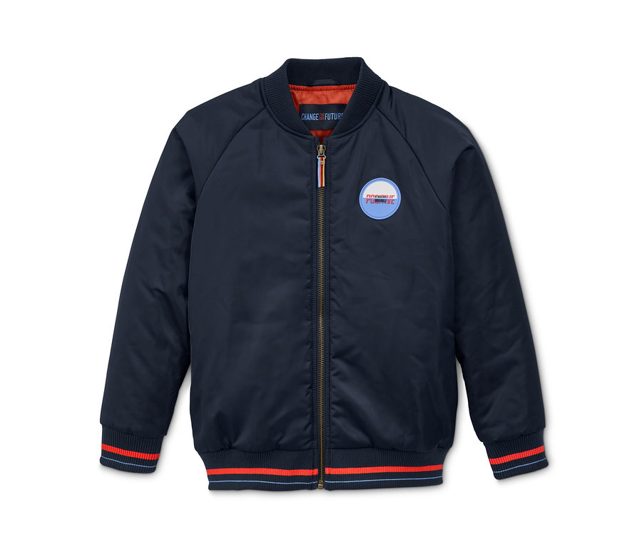 Eine marineblaue Bomberjacke aus recyceltem Material mit einem Aufnäher auf der Brust.