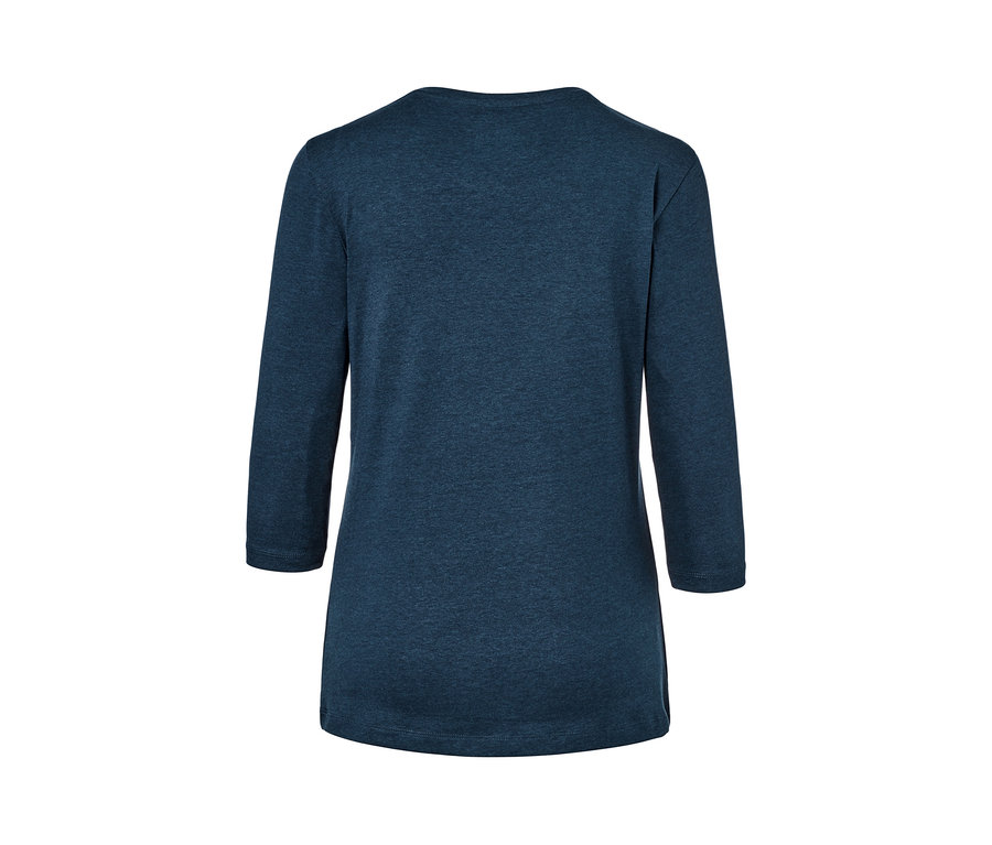 Blauer Pyjama mit Dreiviertelärmeln.