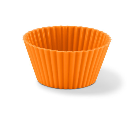 Ein orangefarbenes Muffinförmchen.