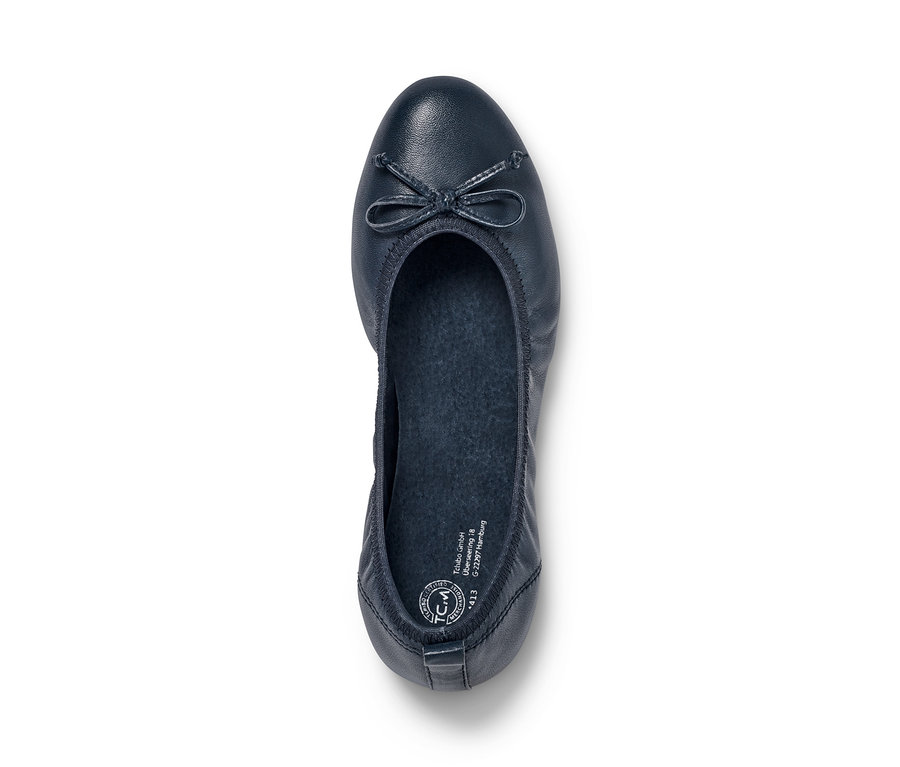 Detailaufnahme von oben eines dunkelblauen Leder-Ballerinas.