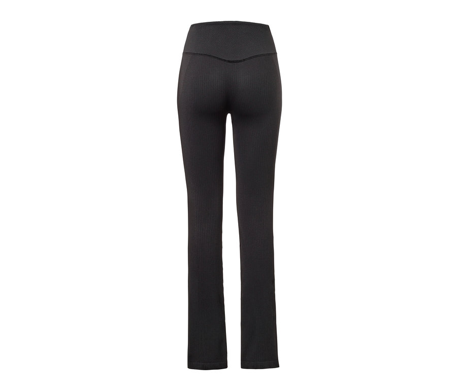 Detailansicht von hinten auf eine schwarze, nahtlose Flared-Sporthose mit Schlitz.